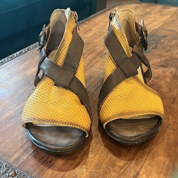 Unity in Diversity Silene sandal, size 5.5! - Picture 2 of 8